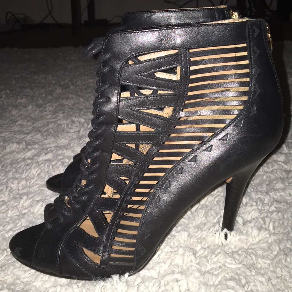 Black Nine West Carved printed heels